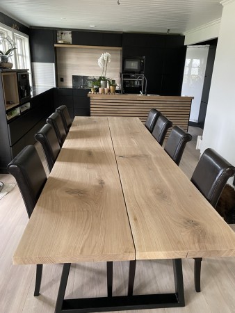Spisebord i heltre eik
